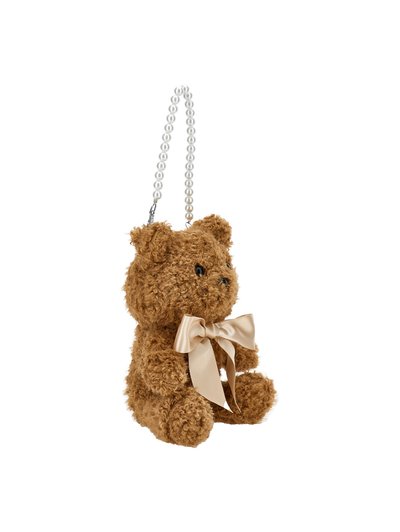 Un ours en peluche marron avec une texture bouclée, des yeux noirs et un ruban crème. La chaîne attachée est ornée de perles rondes ressemblant à des perles.