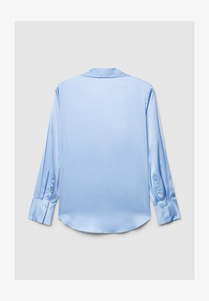 Chemise en satin bleu clair à manches longues avec une texture lisse, un col classique évasé et des poignets boutonnés. Design simple avec un ourlet droit.