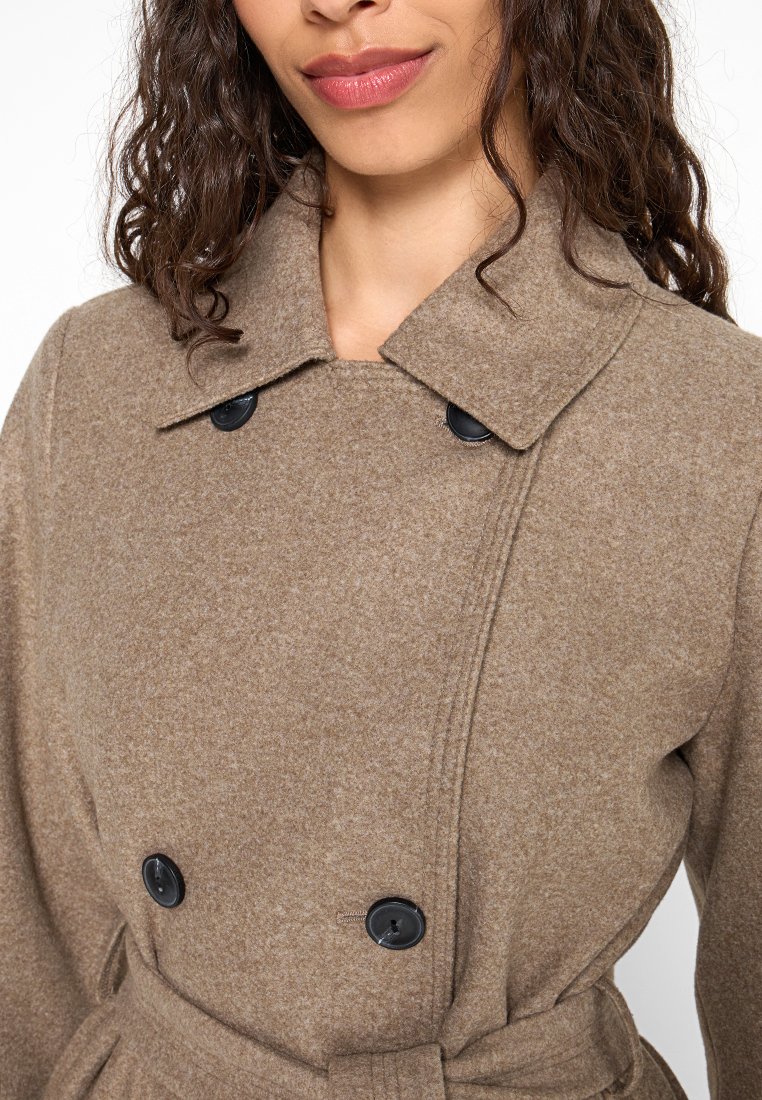 Cappotto in misto lana marrone con un ampio colletto, design doppiopetto con bottoni neri e cintura rimovibile in vita.