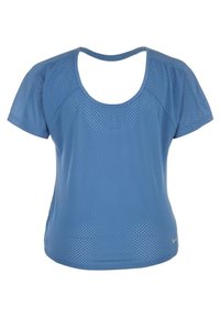 Camiseta azul de manga corta con cuello redondo, fabricada en material transpirable y perforado, que presenta un logo de la marca sutil en el dobladillo.