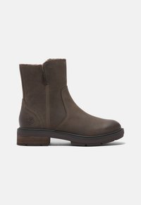 Brune lær ankle boots med en glat finish, let hævet hæl og blødt foder ved åbningen. Udstyret med et logo på siden.