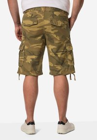 Camouflage cargo shorts i nuancer af grøn og brun, med flere lommer, snore i kanten og en robust stoftekstur.