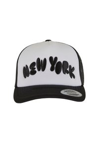 Căciulă de baseball alb-negru cu textul "NEW YORK" în litere îndrăznețe și texturate, cu spate din plasă și vizor curbat.