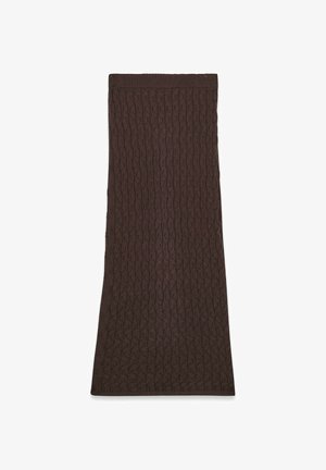 Pleteni rjav šal s teksturiranim, kabelskim vzorcem. Pravokotna oblika, primerna za ovijanje, z rebrastimi robovi na vrhu in dnu.