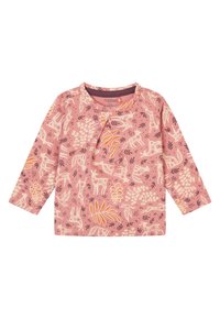 Różowa koszula z długim rękawem, zdobiona nadrukiem o tematyce przyrodniczej przedstawiającym zwierzęta i rośliny w kolorach kremowym, pomarańczowym i ciemnobrązowym. Zawiera ozdobny guzik.