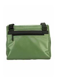 Sac en matériau synthétique vert avec une fermeture éclair noire en haut et une sangle. Présente une poche avant et une forme rectangulaire élégante. Finition texturée.