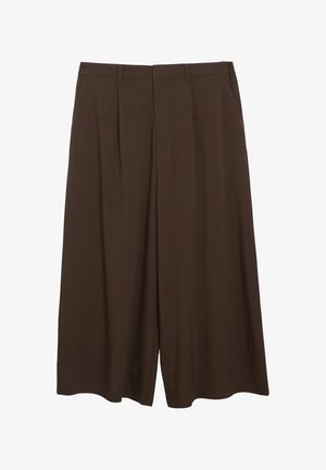 Ciemnobrązowe, szerokie, krótkie spodnie z szlufkami, plisami z przodu i bocznymi kieszeniami na białym tle.