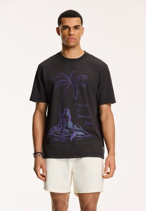 Zwarte katoenen t-shirt met een paars palmbomenontwerp en de tekst "SHIW the Sunshine Brand." Ronde hals en korte mouwen.
