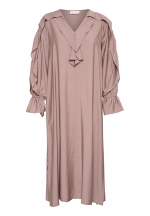 Hosszú, rózsaszínű ruha sima anyagból. V-nyakú, vállán fodrokkal és redőzött ujjvégekkel rendelkezik.