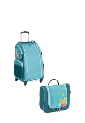 Blau-grüner Rollkoffer mit buntem geometrischem Muster und passender Kulturtasche mit Griff und Reißverschlüssen.
