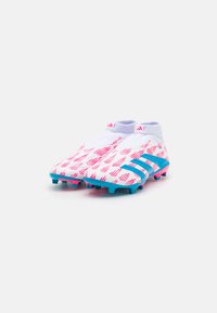 adidas Performance PREDATOR LEAGUE LACELESS FG - Scarpe da calcio per terreni duri - footwear white/solar blue/solar pink