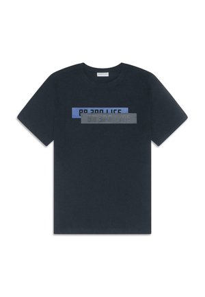 Mørkeblå bomulds t-shirt med lagdelte tekstgrafikker i grå og blå nuancer. Rund halsudskæring og korte ærmer, med en afslappet pasform.