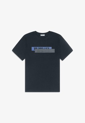 Tengerészkék pamut póló rétegezett szöveggrafikával szürke és kék árnyalatokban. Kerek nyakú, rövid ujjú, laza fazonnal.
