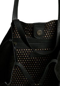 Sac fourre-tout noir avec une extérieur en cuir texturé et une doublure en tissu à pois. Dispose d'une poche zippée intérieure et d'une fermeture magnétique.