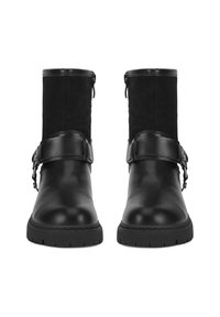 Juodi odiniai aulinukai su zomšos intarpais, su šoniniu užtrauktuku ir dekoratyviu dirželiu su metalo detalėmis. Guminiai pado su padidintu sukibimu.