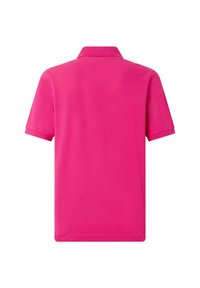 Polo shirt rosa con maniche corte e colletto. Il tessuto è liscio; non ci sono motivi o dettagli visibili. La vista posteriore mostra un design pulito e semplice.
