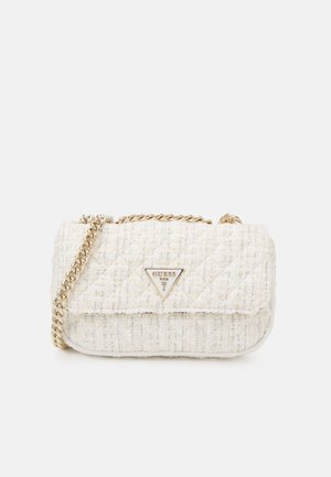 Petit sac bandoulière blanc texturé avec une chaîne dorée et un logo Guess triangulaire sur le rabat avant.