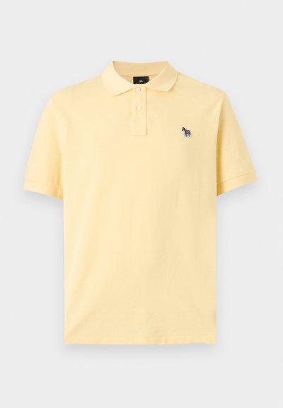 Polo à manches courtes jaune clair avec deux boutons et un petit logo zèbre multicolore brodé sur la poitrine gauche.