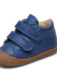 Modrá kožená bota s dvěma suchými zipy, zaoblenou špičkou, pískovou gumovou podrážkou a kontrastním šitím. Obsahuje logo značky na boku.