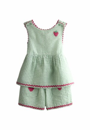 Zöld-fehér kockás kisgyermek ruha hozzáillő rövidnadrággal, rózsaszín eper foltokkal és rózsaszín cakkos szegéllyel díszítve.