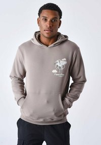 Sweatshirt à capuche en tissu gris clair avec une poche avant. Présente un design imprimé d'un cheval ailé et de nuages sur la partie poitrine.