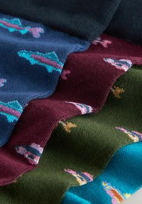 Stoffmuster in dunklem Marineblau, Burgunderrot, dunklem Grün und leuchtendem Türkis, verziert mit bunten Mustern von Fischen und Figuren.