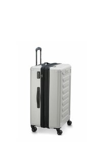 Zilveren harde koffer met een lineair ontwerp, uitschuifbare handgreep, zwarte rits en vier wielen van 360 graden voor mobiliteit.