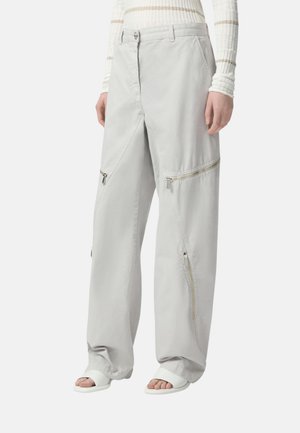 Pantalones cargo en gris claro con un ajuste holgado, que cuentan con cremalleras laterales, un cierre de botón y bolsillos, fabricados con una tela suave y liviana.