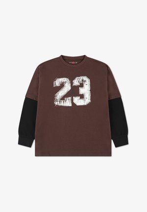 T-shirt di cotone marrone con maniche lunghe nere, caratterizzato da una grafica bianca invecchiata con il numero "23" e un accento logo nero.