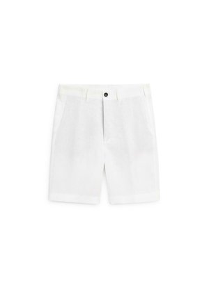 Bílé krátké kalhoty na míru s poutky na pásek, bočními kapsami, předním zapínáním na knoflíky a čistým, přeloženým lemem.