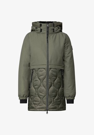 Gevoerde jas in olijfgroen met een gequilt ondergedeelte, ritsluitingen aan de voorkant, afneembare capuchon en zwarte accenten op de mouwen en ritsen.