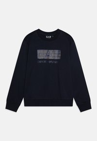 Sudadera de marina con mangas largas, puños y dobladillo acanalados. Presenta un gráfico de logotipo texturizado en gris, centrado en la parte delantera.
