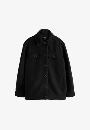 Czarna polarowa kurtka z kołnierzykiem, zapinana na guziki z przodu, z dwoma kieszeniami na piersi. Wyposażona w metalowe okrągłe przelotki i teksturowaną powierzchnię.