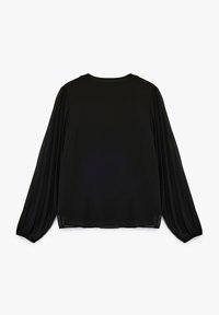 Sort bluse med lange, plisserede gennemsigtige ærmer. Glat stof med rund halsudskæring og en let løs pasform i kanten.
