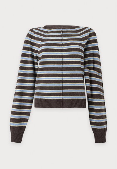 Pull en maille à manches longues avec rayures horizontales en marron foncé, bleu clair et jaune pâle, avec poignets et ourlet côtelés.
