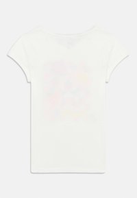 Λευκό κοντομάνικο μπλουζάκι με στρογγυλή λαιμόκοψη, με μια αχνή πολύχρωμη παστέλ εικόνα στο μπροστινό μέρος.