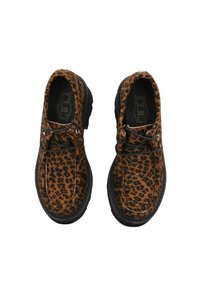 Chaussures à imprimé léopard avec un schéma de couleurs brun et noir, en suède, à bout rond, et semelle en caoutchouc noir avec lacets.