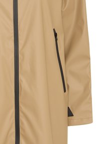 Veste imperméable beige avec une fermeture éclair à l'avant, des accents noirs et une poche latérale. Texture lisse avec un détail triangulaire sur la manche.