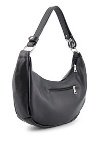 Zwarte leren schoudertas met een gestructureerde afwerking, gebogen vorm en een verstelbare strap. Heeft een klein ritsvakje aan de voorkant.
