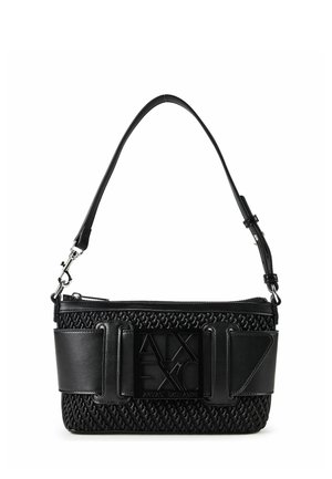 Pequeño bolso negro tejido con detalle de cinturón ancho de cuero y asa ajustable para el hombro, con una placa con el logo de la marca en la parte delantera.