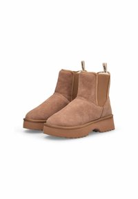 Stivaletti in suede marrone con pannelli elastici laterali, superficie testurizzata e suola in gomma spessa e rigata. Presentano linguette per una facile calzata.