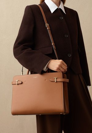 Borsa a tracolla in pelle marrone con dettagli in oro, manici doppi e tracolla regolabile. Caratterizzata da un design minimalista e una finitura testurizzata.