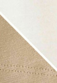 Lys beige og creme farvede stofprøver arrangeret diagonalt, med en glat tekstur og et subtilt mønster samt en syet kantdetalje.