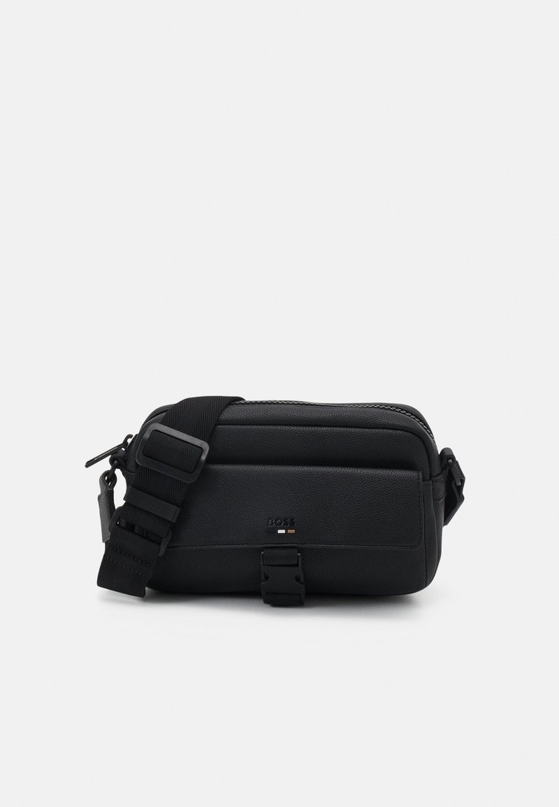 Borsa a tracolla nera in materiale testurizzato, con chiusura con zip, tracolla regolabile e un piccolo dettaglio del logo sulla parte anteriore.