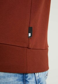 CHASIN' Sweatshirt - brown