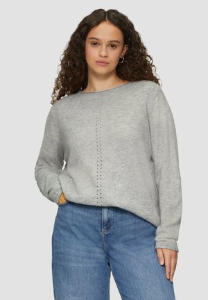 Pull en tricot gris clair avec un large décolleté et des manches longues. Présente un motif vertical texturé au centre et des poignets côtelés.