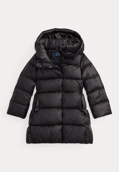 Casaco puffer preto com um design acolchoado, apresentando um colarinho alto, capuz, fecho de correr na frente e detalhes de logótipo. Feito de material leve e brilhante.