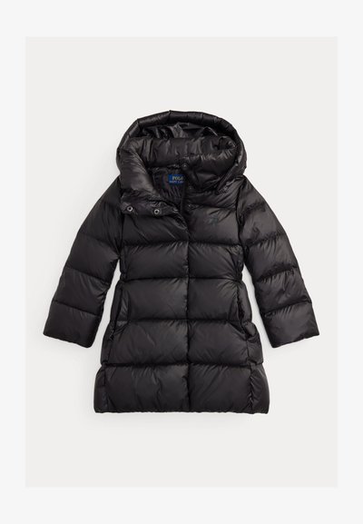 Casaco puffer preto com um design acolchoado, apresentando um colarinho alto, capuz, fecho de correr na frente e detalhes de logótipo. Feito de material leve e brilhante.