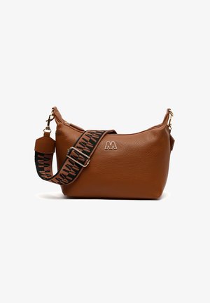 Borsa a spalla in pelle marrone con una superficie testurizzata, accentuata da una tracolla nera con un motivo arancione e una fibbia dorata.