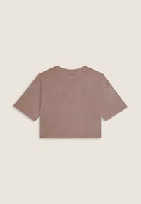 Camiseta corta y ajustada de manga corta en suave algodón rosa empolvado. Presenta un cuello redondo sin logotipos ni patrones visibles en la parte posterior.